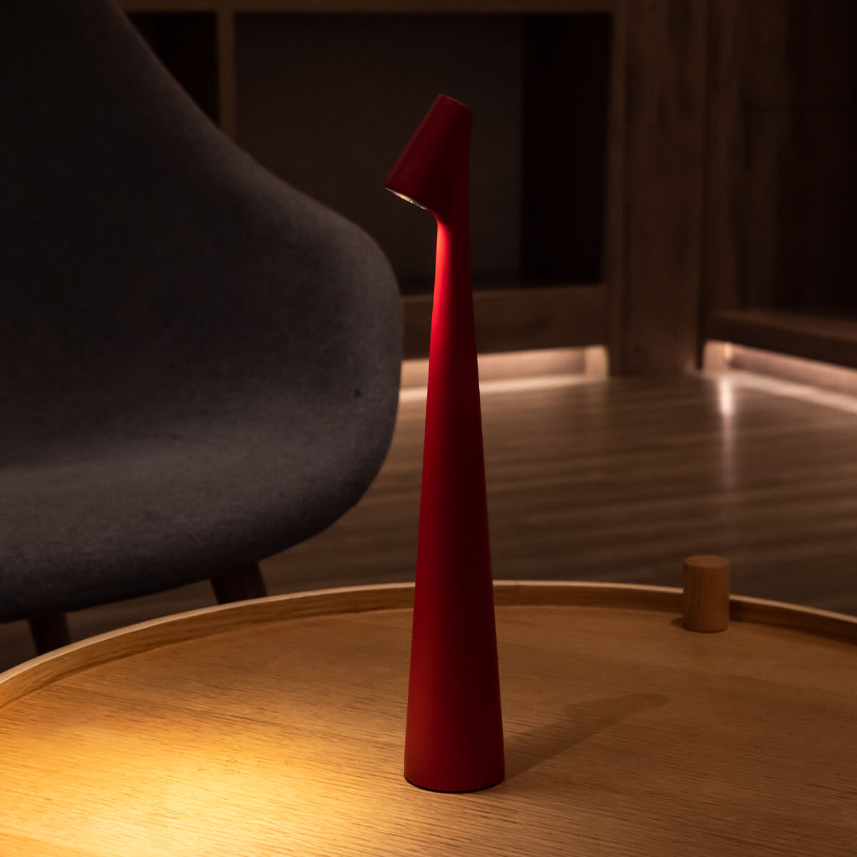 Sculpting Table Lamp with Adjustable Shade - Modern Design for Home Office & Living Room Lighting