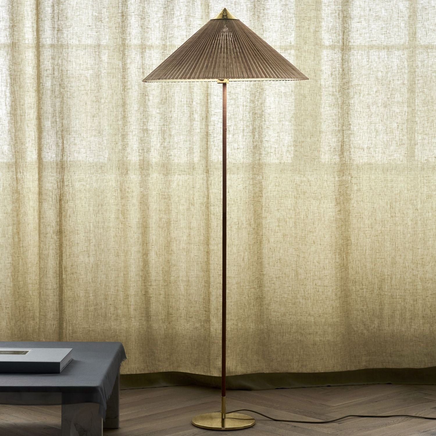 LED Floor Lamp with Adjustable Height and Modern Design for Living Room & Home Office