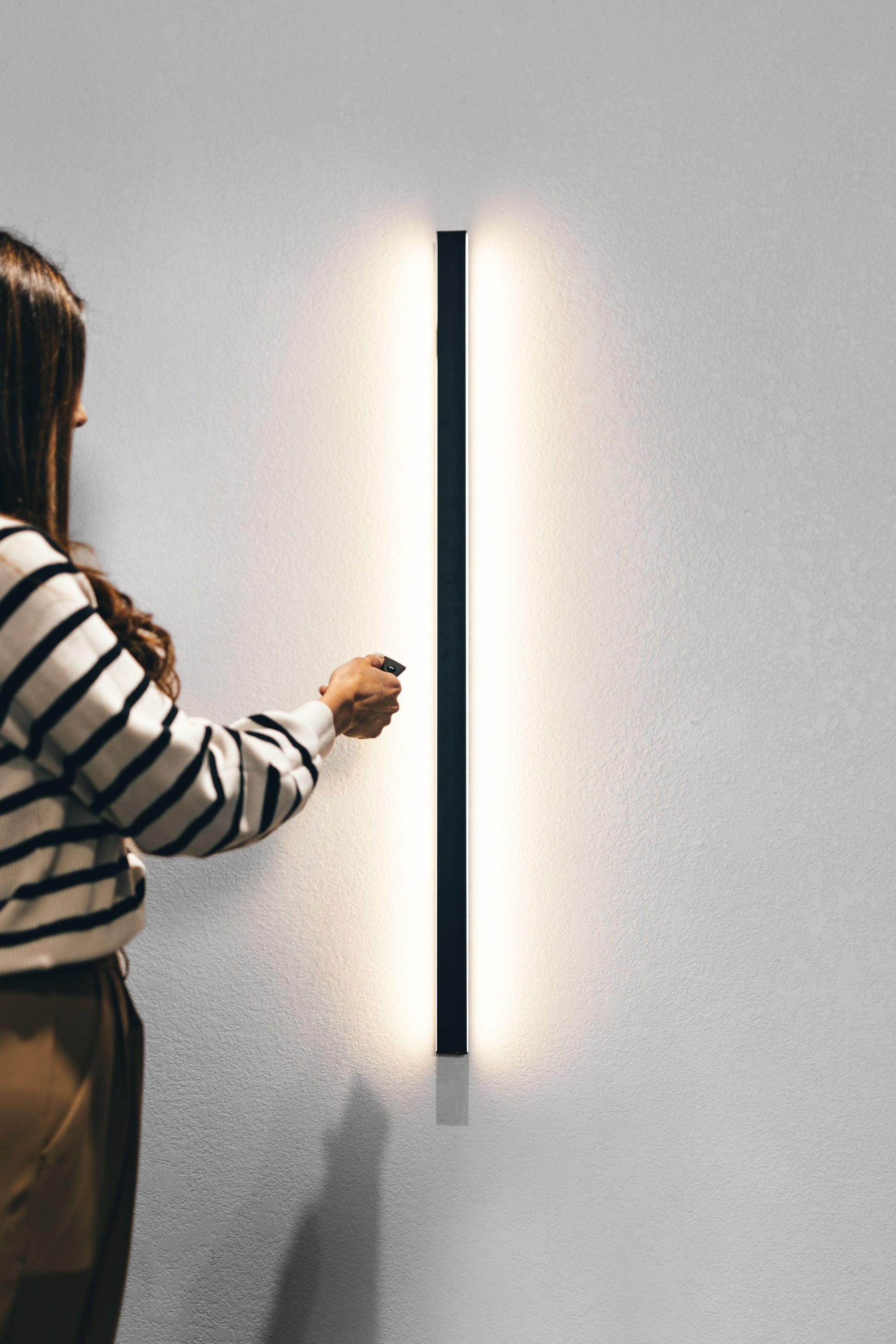 Linear Minimalist Wall Lamp - Modern LED Sconce Fixture for Living Room & Hallway Lighting