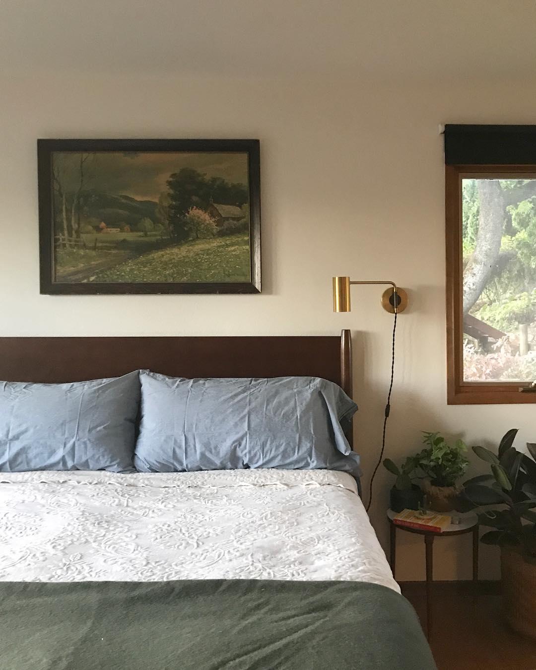 LED Swing Wall Sconce Light Fixture - Adjustable Arm Design for Living Room & Bedroom Lighting