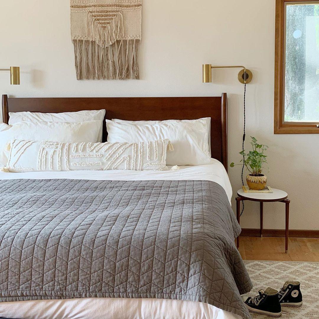 LED Swing Wall Sconce Light Fixture - Adjustable Arm Design for Living Room & Bedroom Lighting