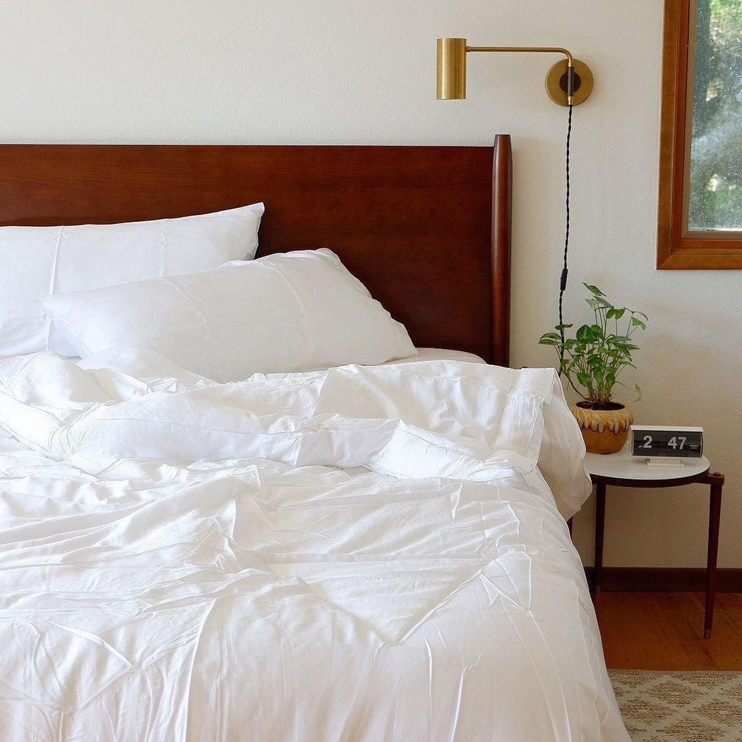 LED Swing Wall Sconce Light Fixture - Adjustable Arm Design for Living Room & Bedroom Lighting