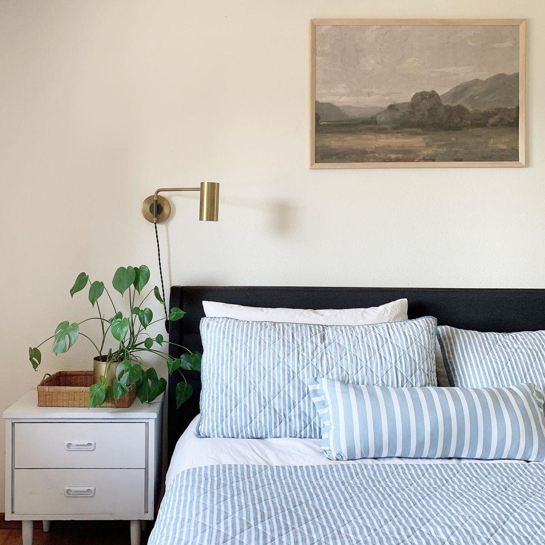 LED Swing Wall Sconce Light Fixture - Adjustable Arm Design for Living Room & Bedroom Lighting