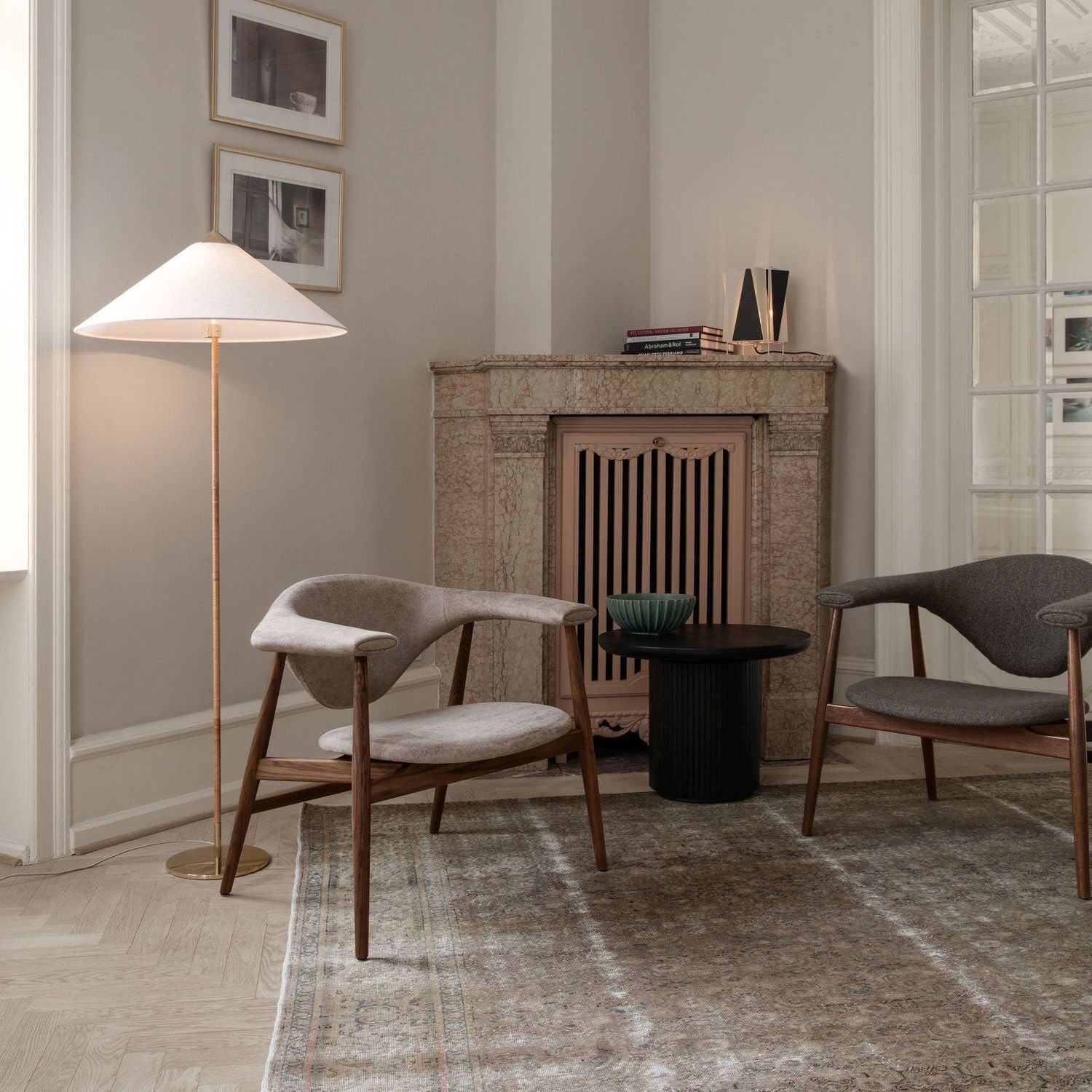 LED Floor Lamp with Adjustable Height and Modern Design for Living Room & Home Office