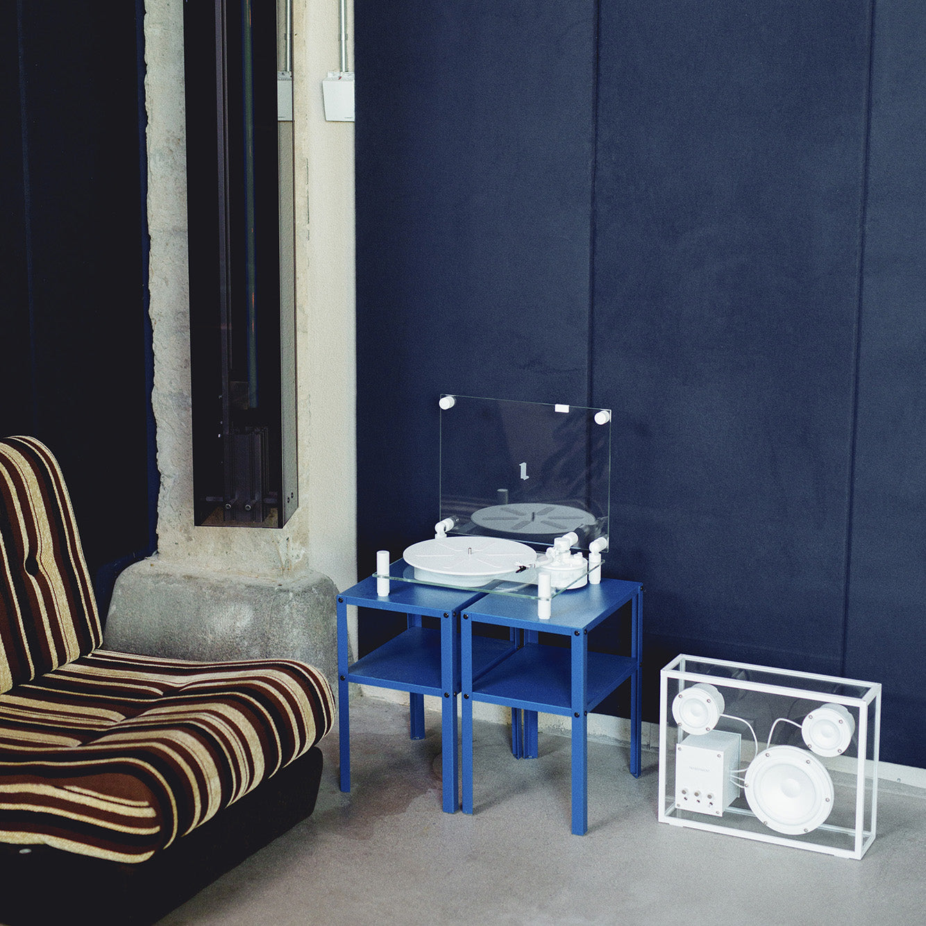 Transparent Acrylic Turntable for Vinyl Records & DJ Use - Lightweight, Durable Design