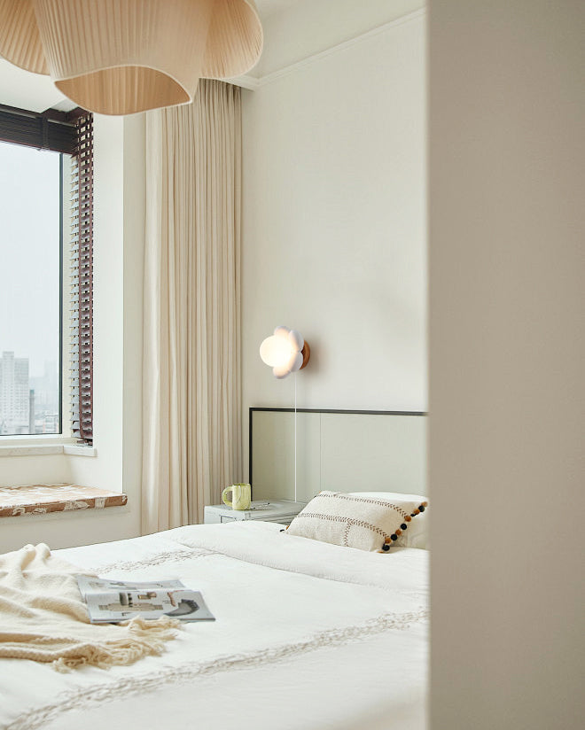 Bloom Flower Plug-In Wall Lamp - Decorative Floral Lighting Fixture for Living Room & Bedroom