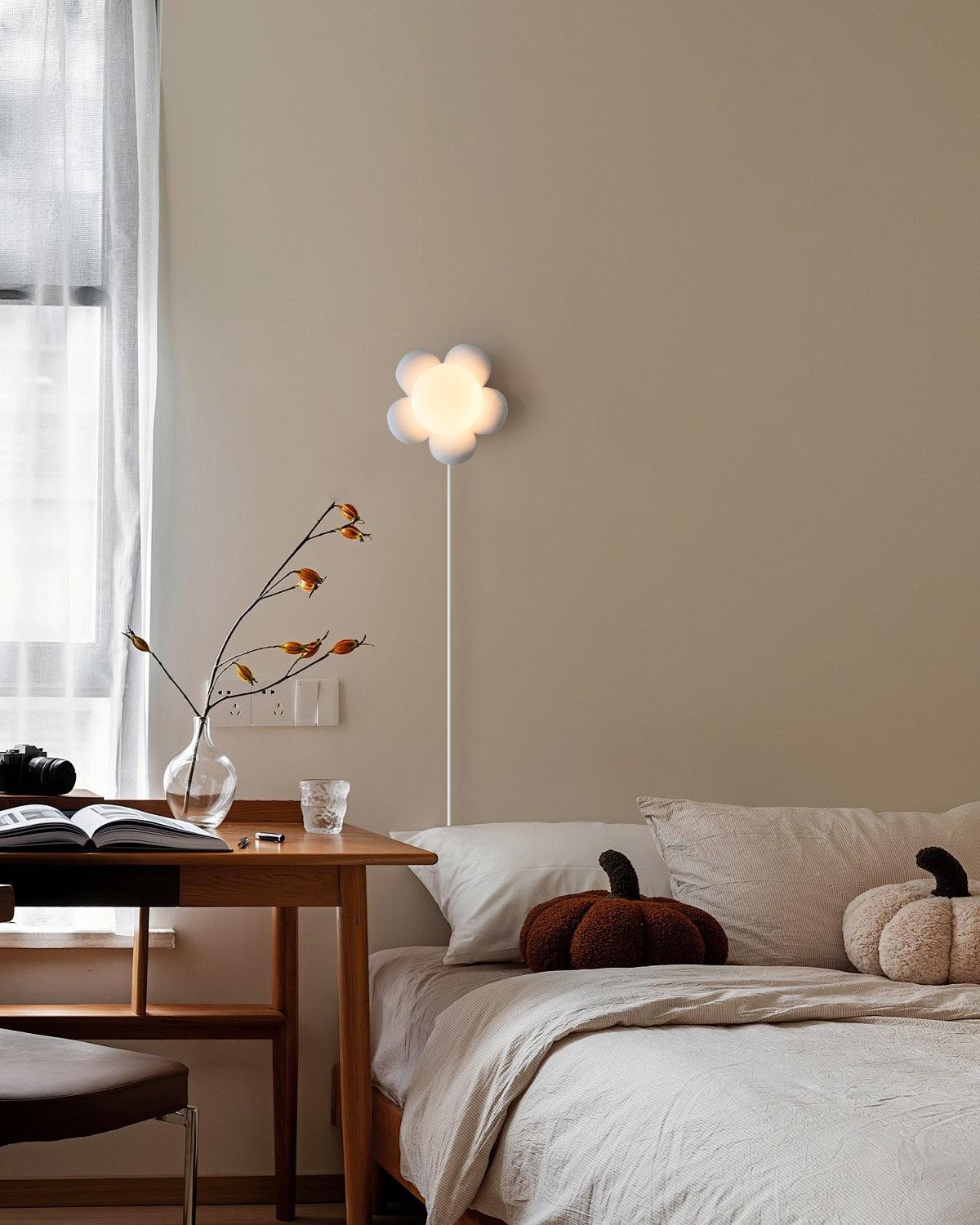 Bloom Flower Plug-In Wall Lamp - Decorative Floral Lighting Fixture for Living Room & Bedroom