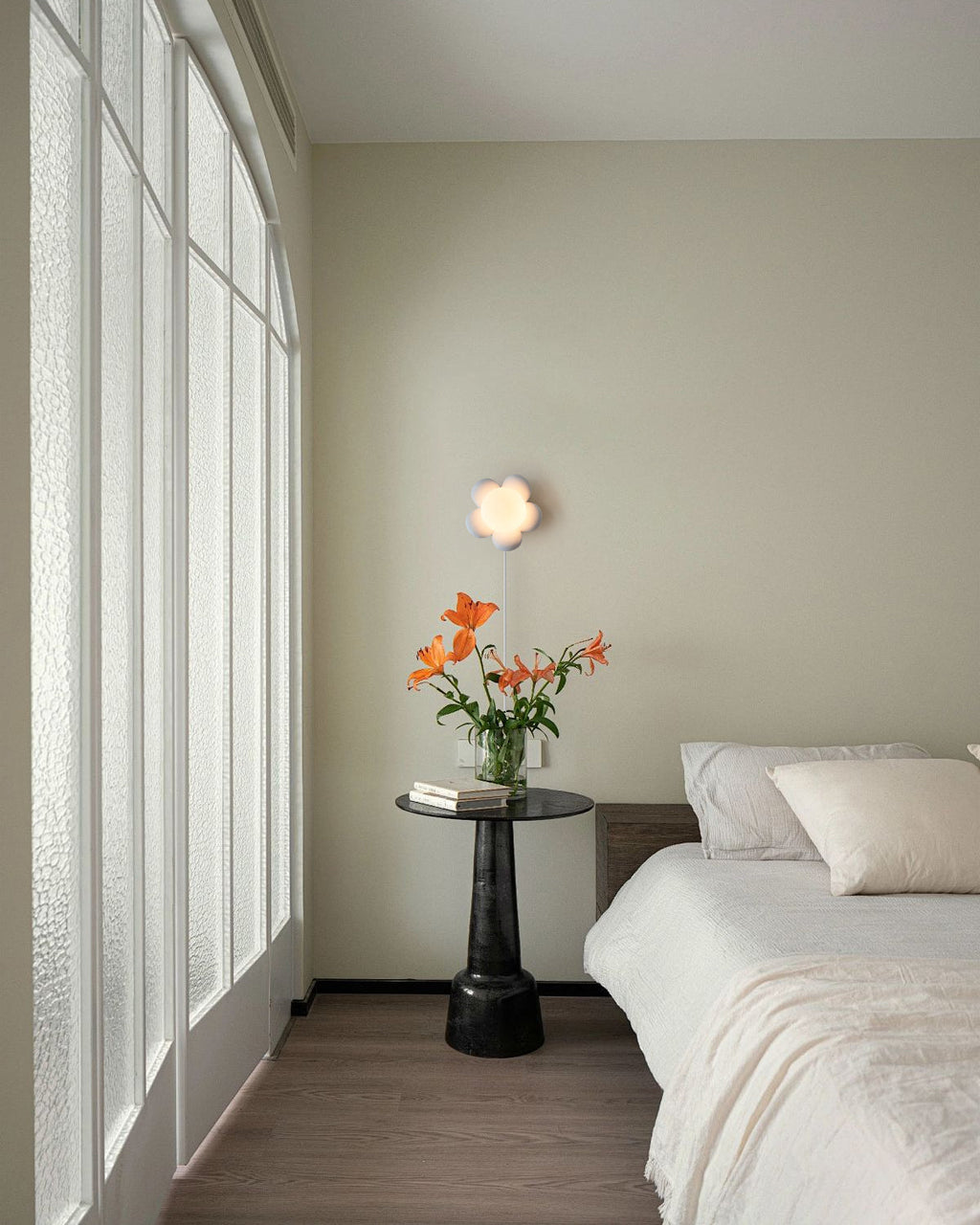 Bloom Flower Plug-In Wall Lamp - Decorative Floral Lighting Fixture for Living Room & Bedroom