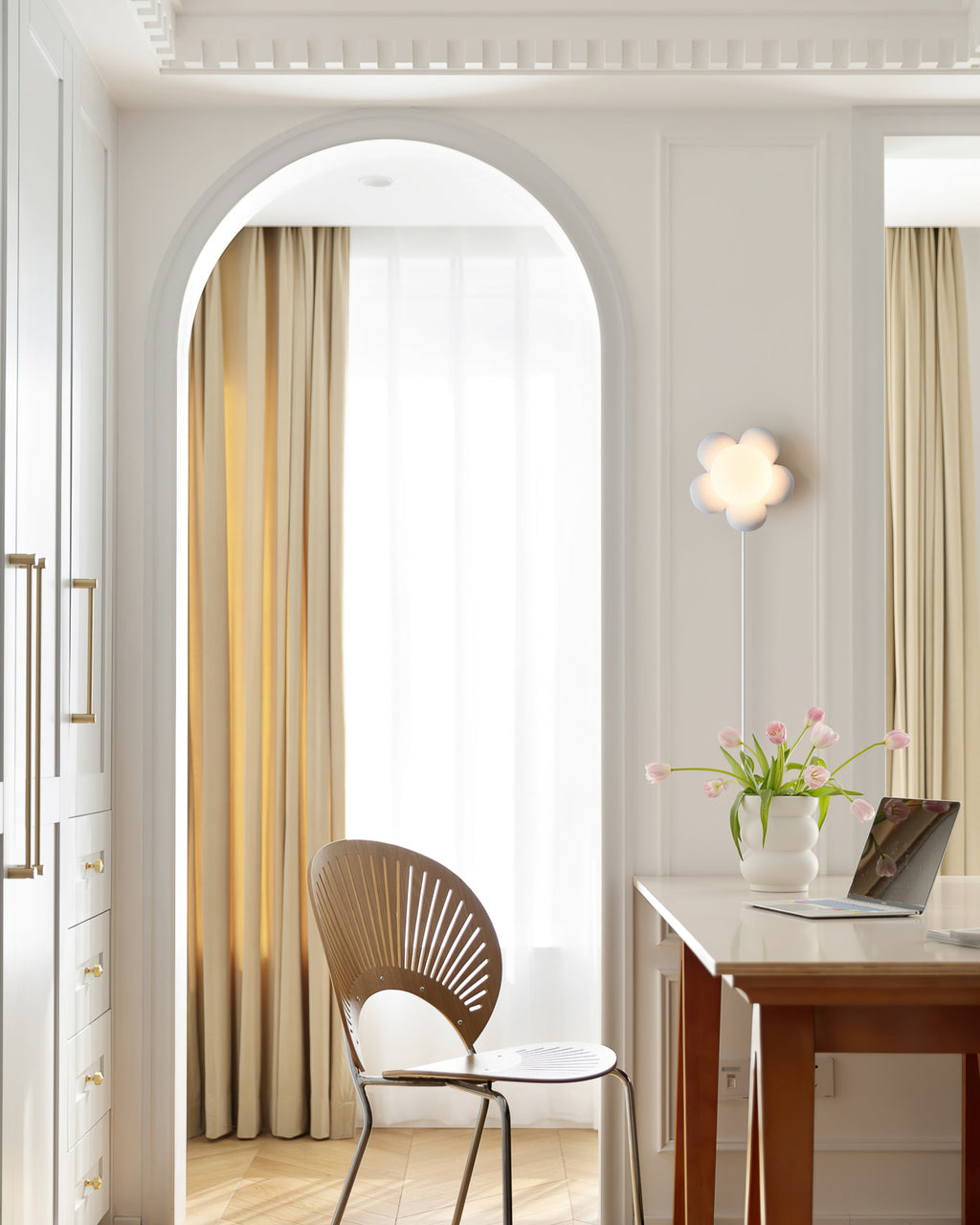 Bloom Flower Plug-In Wall Lamp - Decorative Floral Lighting Fixture for Living Room & Bedroom