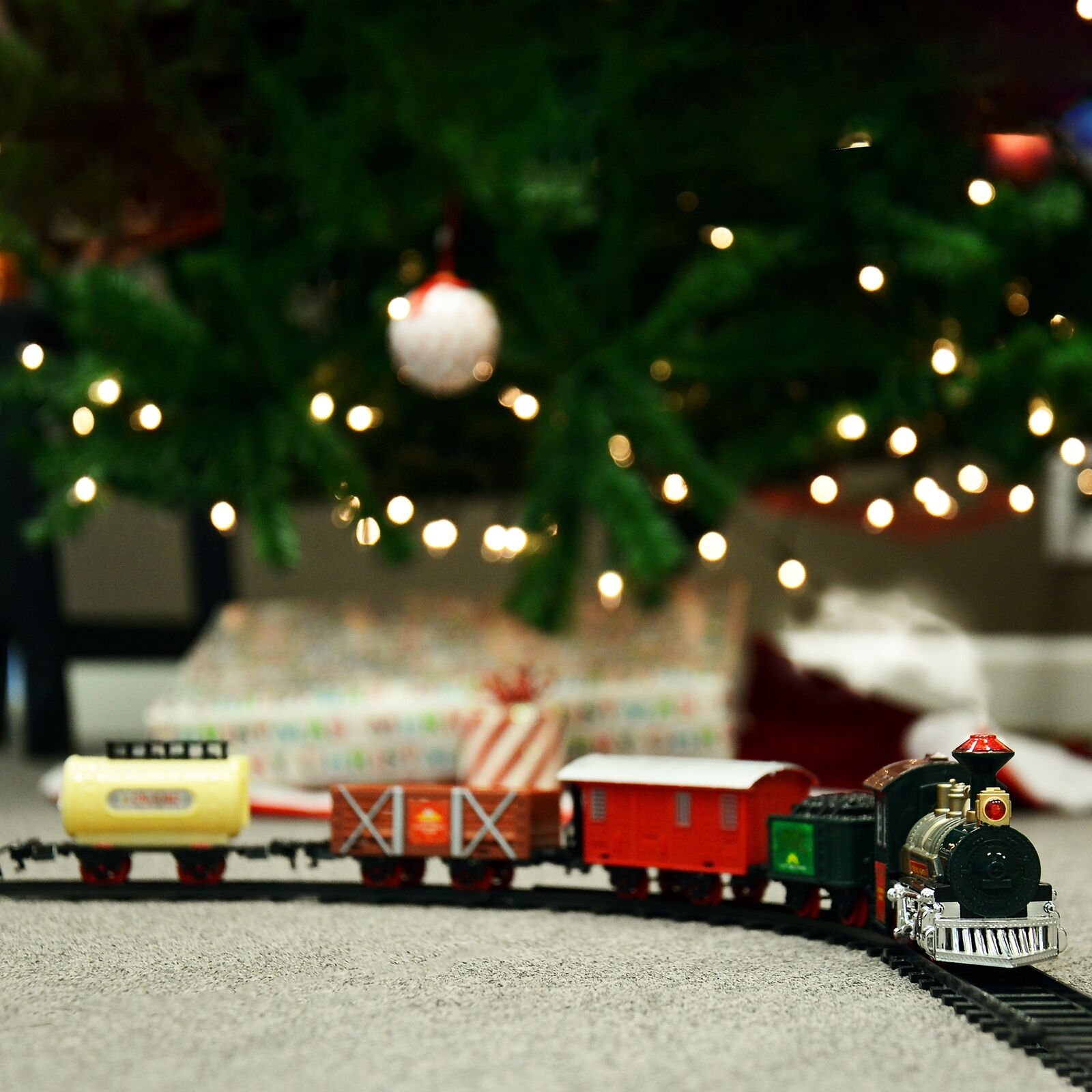 Luxury Electric Christmas Tree Train Set Tracks Set Lights and sound